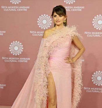 شاهد .. بالصورة - بينيلوبي كروز تتألق بفستان وردي مزين بالريش