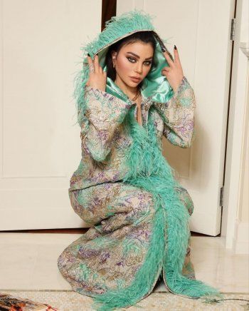 شاهد .. سعر مرتفع لـ عباءة هيفا وهبي المميزة - بالصور