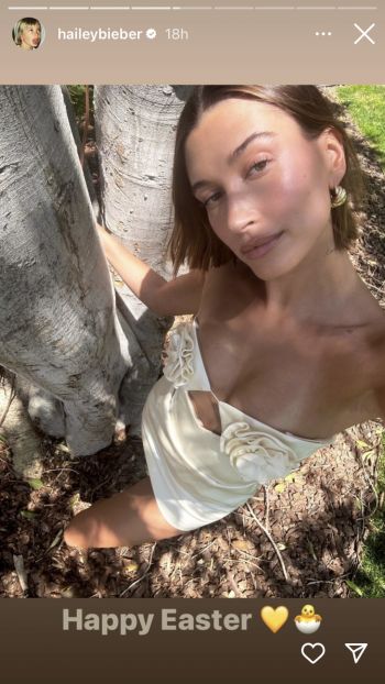 شاهد .. بالصورة - هايلي بيبر تتألق بفستان عاجي في إطلالة عيد الفصح