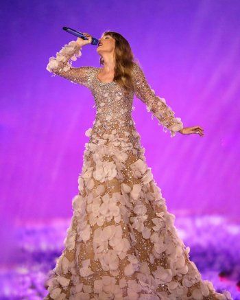 شاهد .. تايلور سويف بفستان من الخيال من تصميم إيلي صعب - بالصورة