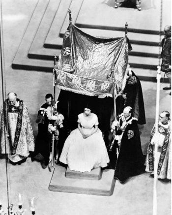 شاهد .. صور نادرة من مراسيم تتويج الملكة إليزابيث عام 1953