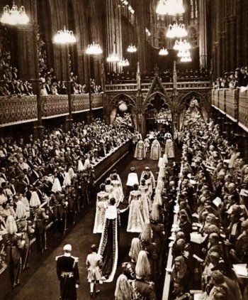 شاهد .. صور نادرة من مراسيم تتويج الملكة إليزابيث عام 1953