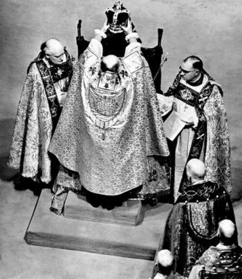 شاهد .. صور نادرة من مراسيم تتويج الملكة إليزابيث عام 1953