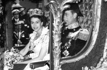 شاهد .. صور نادرة من مراسيم تتويج الملكة إليزابيث عام 1953