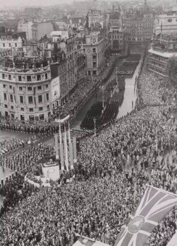 شاهد .. صور نادرة من مراسيم تتويج الملكة إليزابيث عام 1953