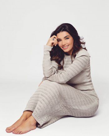 شاهد .. بالصور - بإطلالة أنيقة وبهذه الكلمات عايدت ليال محبيها