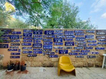 شاهد .. خاص - هنري لوسيان حوّل بقايا بيوت تراثية في بيروت إلى متحف رائع في البترون يبهركم بتصميمه ومقتنياته