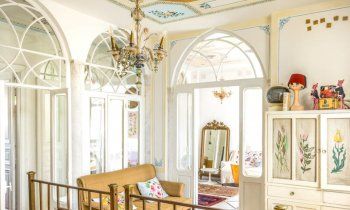 شاهد .. خاص - هنري لوسيان حوّل بقايا بيوت تراثية في بيروت إلى متحف رائع في البترون يبهركم بتصميمه ومقتنياته