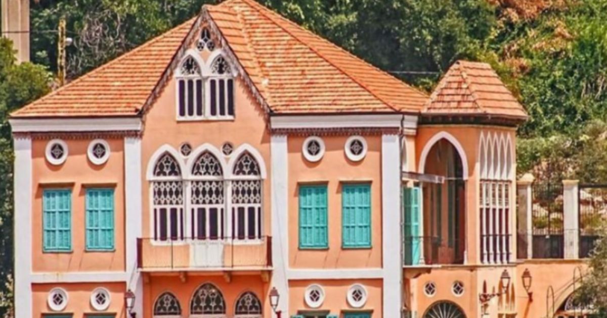 شاهد .. خاص - هنري لوسيان حوّل بقايا بيوت تراثية في بيروت إلى متحف رائع في البترون يبهركم بتصميمه ومقتنياته