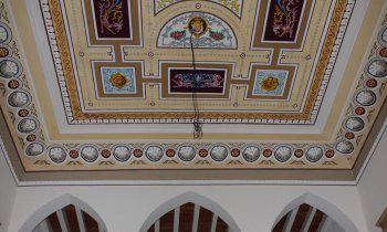 شاهد .. خاص - هنري لوسيان حوّل بقايا بيوت تراثية في بيروت إلى متحف رائع في البترون يبهركم بتصميمه ومقتنياته