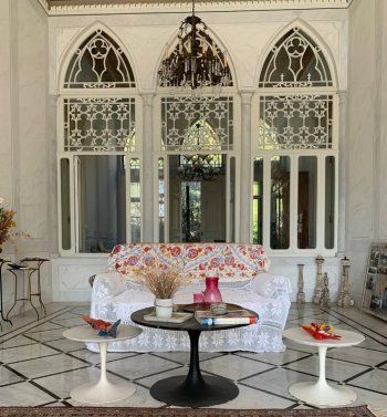 شاهد .. خاص - هنري لوسيان حوّل بقايا بيوت تراثية في بيروت إلى متحف رائع في البترون يبهركم بتصميمه ومقتنياته