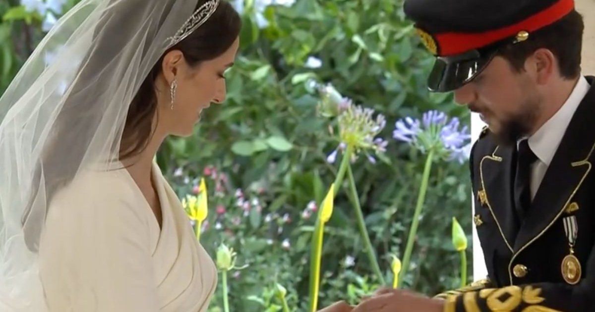 شاهد .. فستان زفاف عروس ولي عهد الأردن رجوة آل سيف بتوقيع إيلي صعب-بالصور