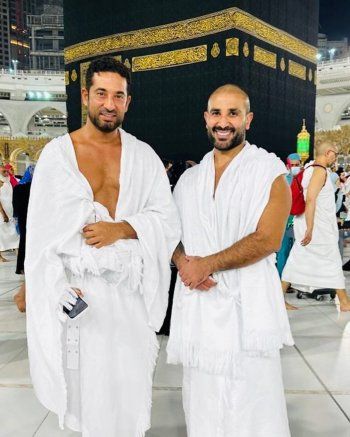 شاهد .. بالصور- أحمد سعد يؤدي مناسك العمرة مع شقيقه عمرو سعد..إليكم ما قاله