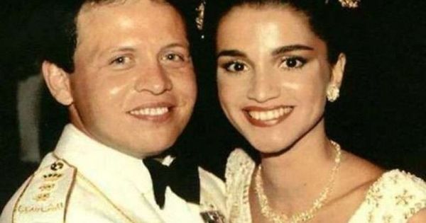 شاهد .. هل شاهدتم زفاف الملك عبد الله والملكة رانيا؟ قالب الحلوى عملاق وفستانها أذهل الحاضرين- بالصور