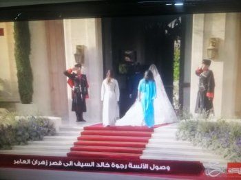 شاهد .. فستان زفاف عروس ولي عهد الأردن رجوة آل سيف بتوقيع إيلي صعب-بالصور