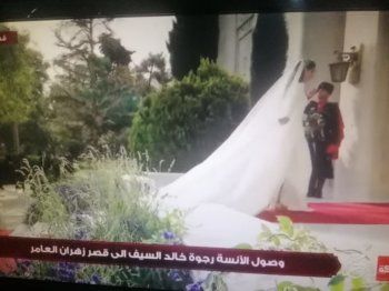شاهد .. فستان زفاف عروس ولي عهد الأردن رجوة آل سيف بتوقيع إيلي صعب-بالصور