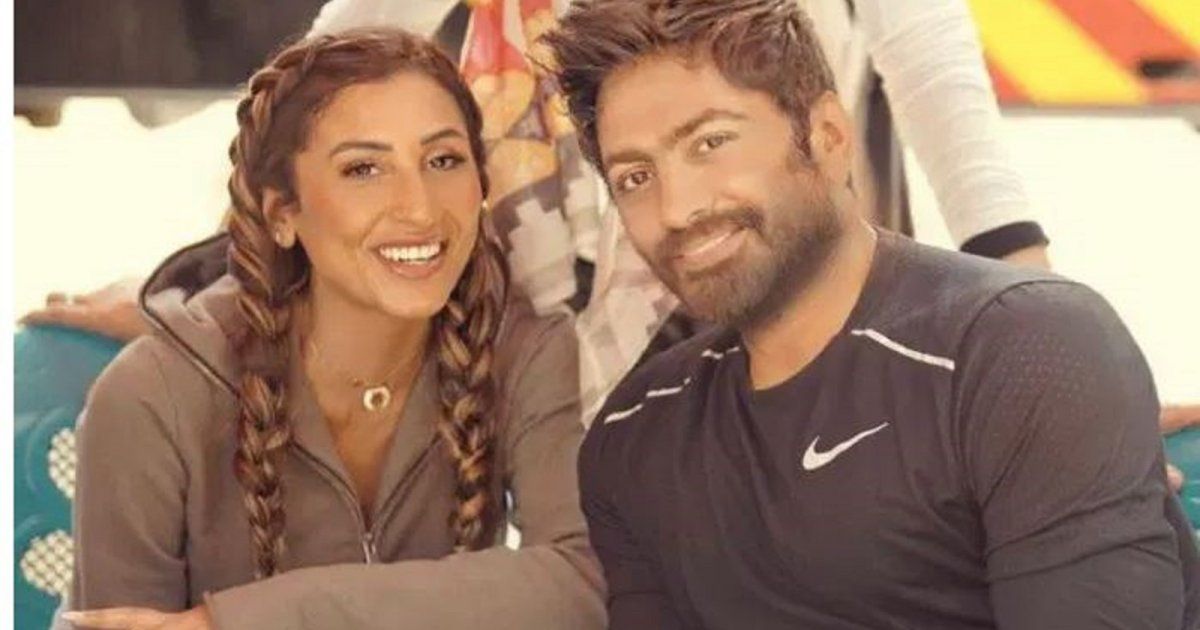 شاهد .. دينا الشربيني تستذكر والدها الراحل بحسرة وتامر حسني يطيّب خاطرها