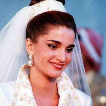 شاهد .. هل شاهدتم زفاف الملك عبد الله والملكة رانيا؟ قالب الحلوى عملاق وفستانها أذهل الحاضرين- بالصور