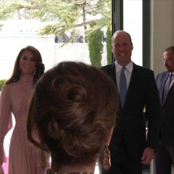 شاهد .. بالصور - أميرة ويلز كايت ميدلتون تتألق بالوردي الفاتح في الزفاف الملكي الأردني