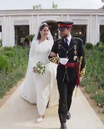 شاهد .. فستان زفاف عروس ولي عهد الأردن رجوة آل سيف بتوقيع إيلي صعب-بالصور