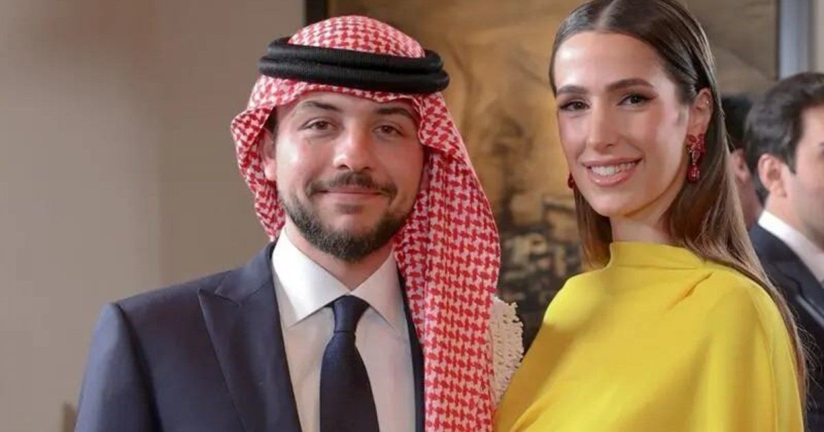 شاهد .. بالصورة - الملك عبد الله الثاني يهدي سيفاً الى سمو الأمير الحسين