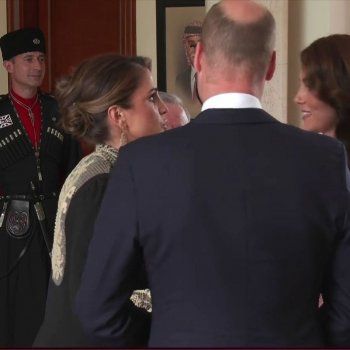 شاهد .. بالصور - أميرة ويلز كايت ميدلتون تتألق بالوردي الفاتح في الزفاف الملكي الأردني