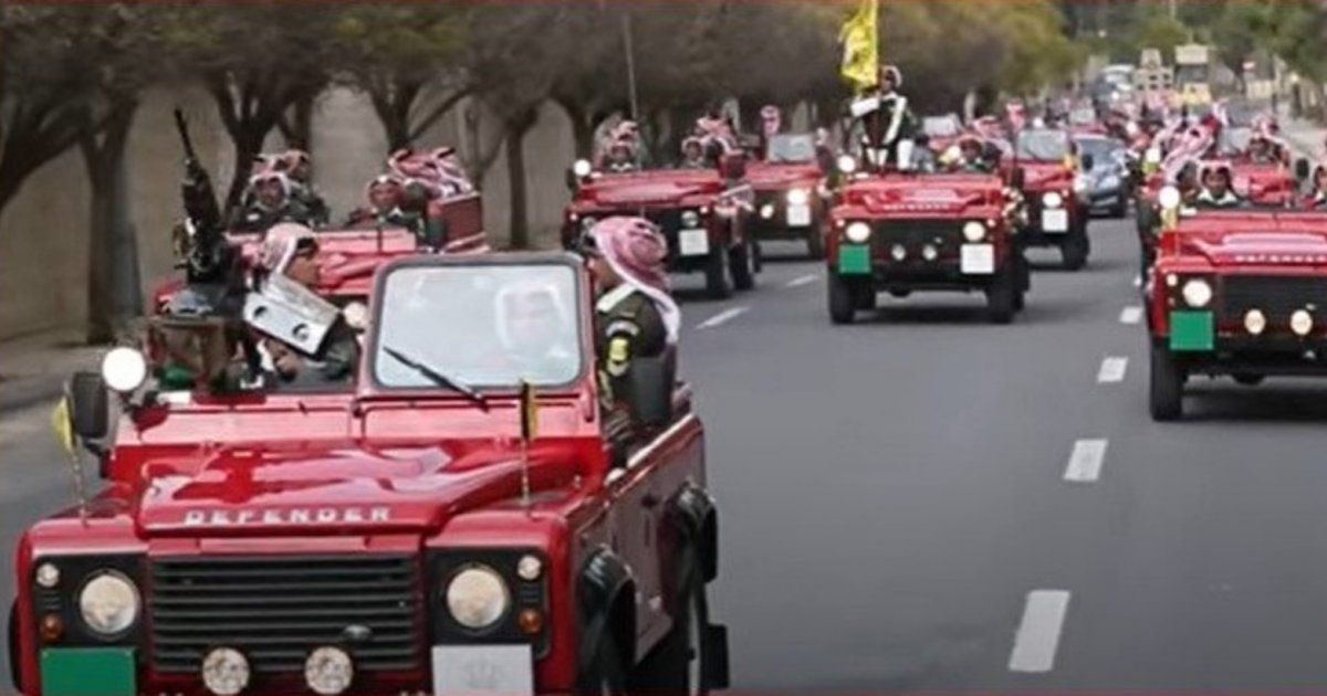 شاهد .. إليكم أسرار "الموكب الأحمر" الذي يرافق العروسين الملكيين من قصر زهران الى الحسينية