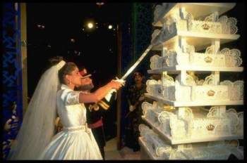 شاهد .. هل شاهدتم زفاف الملك عبد الله والملكة رانيا؟ قالب الحلوى عملاق وفستانها أذهل الحاضرين- بالصور