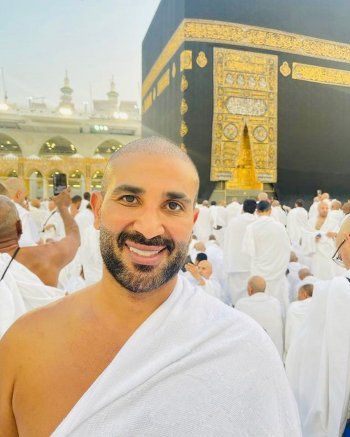 شاهد .. بالصور- أحمد سعد يؤدي مناسك العمرة مع شقيقه عمرو سعد..إليكم ما قاله