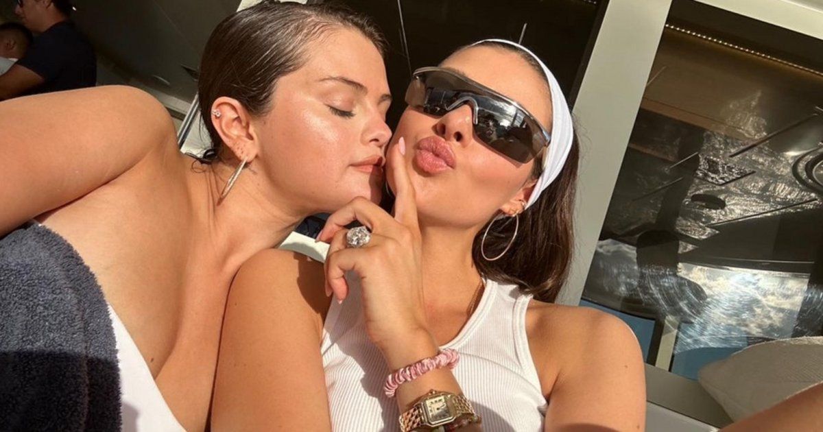 شاهد .. سيلينا غوميز ونيكولا بيلتز بيكهام يتحدثان عن قلقهما عند قراءة النقد عبر الإنترنت