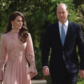 شاهد .. بالصور - أميرة ويلز كايت ميدلتون تتألق بالوردي الفاتح في الزفاف الملكي الأردني