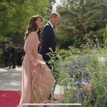 شاهد .. بالصور - أميرة ويلز كايت ميدلتون تتألق بالوردي الفاتح في الزفاف الملكي الأردني