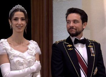 شاهد .. بالصور- فستان زفاف الأميرة رجوة آل سيف الثاني يخيّب الآمال بعد إطلالتها الملكية الأولى