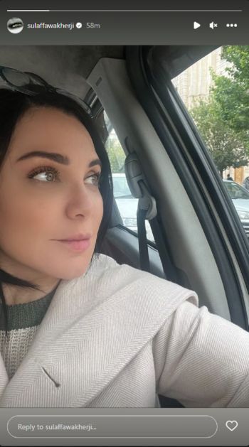 شاهد .. بالصورة- سلاف فواخرجي تطل من سيارتها والجمهور يتفاعل