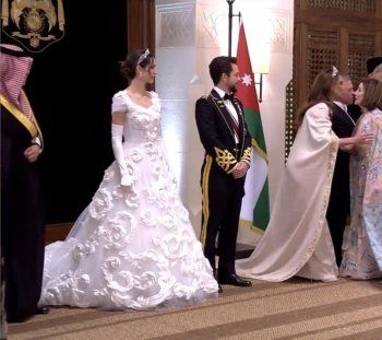 شاهد .. بالصور- فستان زفاف الأميرة رجوة آل سيف الثاني يخيّب الآمال بعد إطلالتها الملكية الأولى