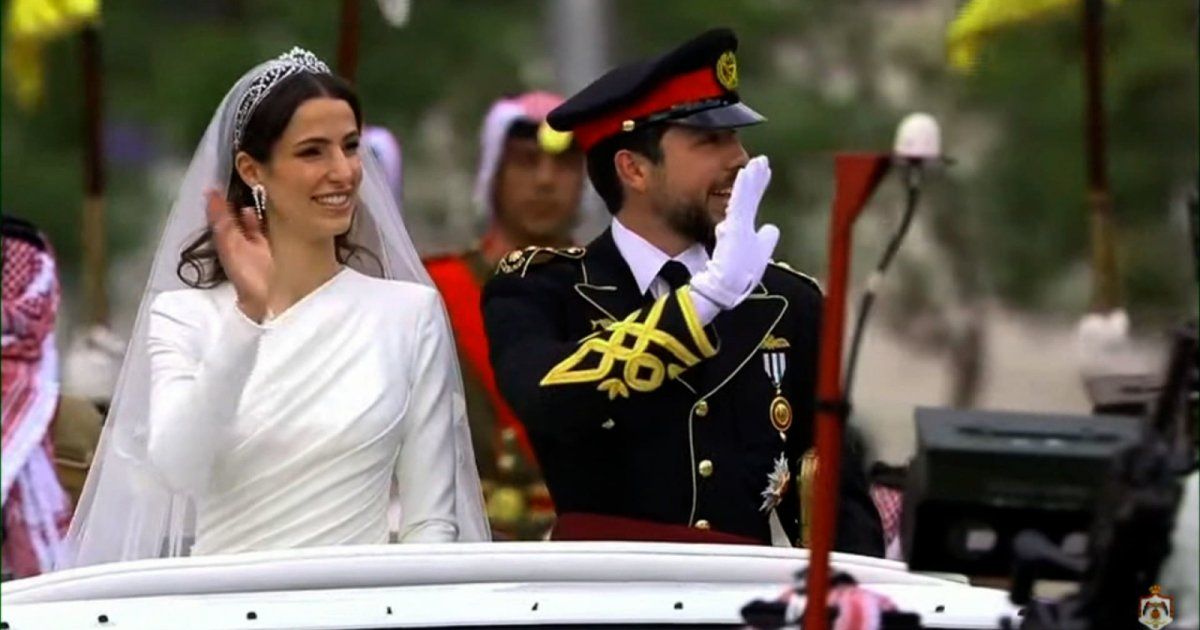 شاهد .. بالفيديو- فخامة قالب الحلوى في زفاف الأمير الحسين والأميرة رجوة تخطف الأنظار