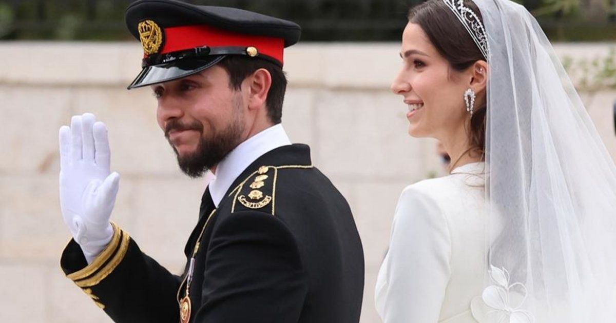 شاهد .. بالصور- فستان زفاف الأميرة رجوة آل سيف الثاني يخيّب الآمال بعد إطلالتها الملكية الأولى