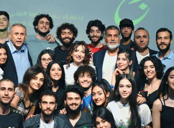 شاهد .. أمل عرفة تتكرم في المعهد العالي للفنون المسرحية وتشكر هؤلاء الممثلين