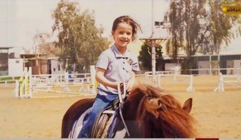 شاهد .. صور من طفولة رجوة آل سيف تظهر حبها ركوب الخيل منذ الطفولة