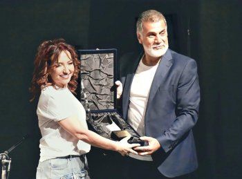 شاهد .. أمل عرفة تتكرم في المعهد العالي للفنون المسرحية وتشكر هؤلاء الممثلين