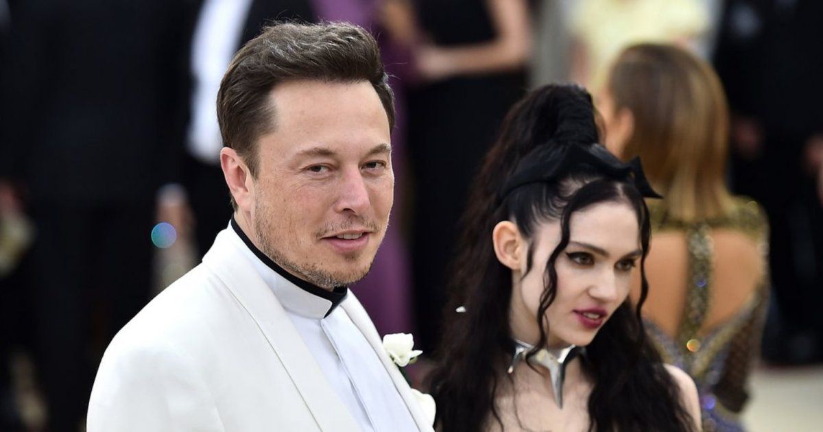 شاهد .. بالصورة - غرايمز تستعرض مظهرها الجديد ... وشم بالحبر الأحمر يغطي ساقها بالكامل!!!