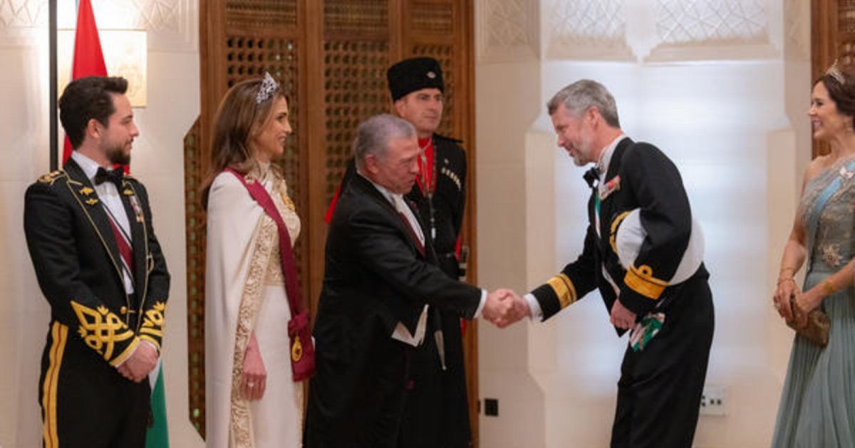 شاهد .. فيديو طريف للملك عبد الله الثاني وهو يستقبل المعازيم يجتاح السوشيال ميديا