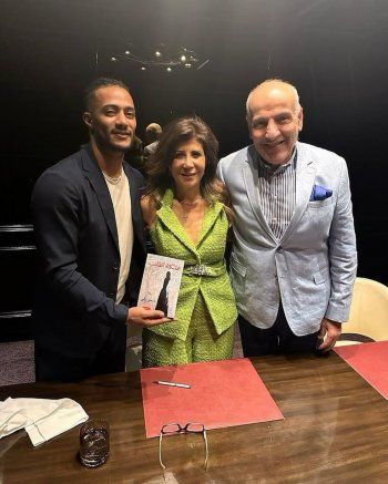شاهد .. محمد رمضان في جلسة ثقافية وشخص يمنحه بطولة رواية مكتوبة