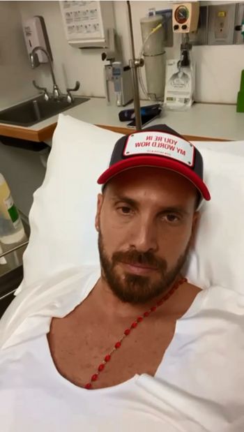 شاهد .. بالصورة- بعد تعرضه لوعكة صحية..عزيز عبدو في احد المستشفيات في دبي