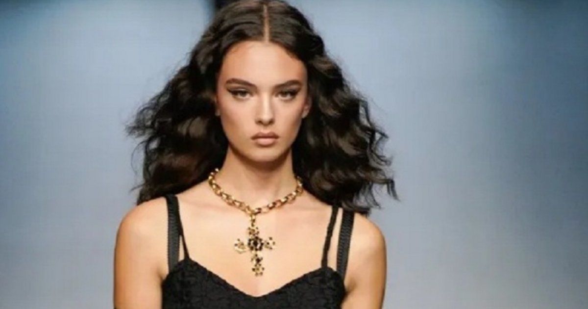 شاهد .. بالصورة - ديفا كاسيل إبنة مونيكا بيلوتشي تتألق بالدانتيل الشفاف