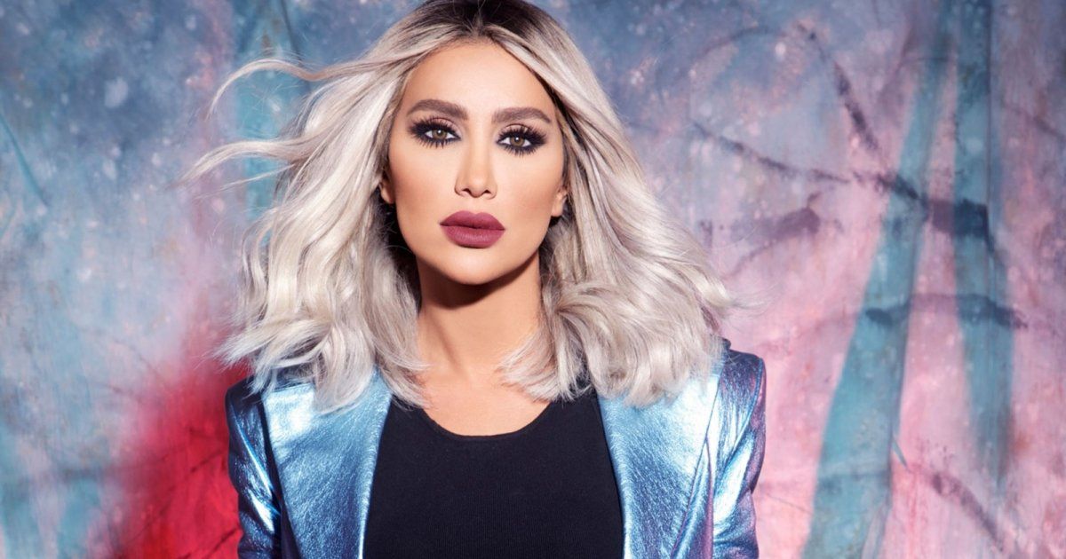 شاهد .. بالفيديو- باللون الأسود..مايا دياب تخطف الانظار من على شرفة أحد الفنادق في كان