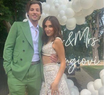 شاهد .. بالصورة - ميلي بوبي براون وجايك بون جوفي يتألقان في حفل خطوبتهما