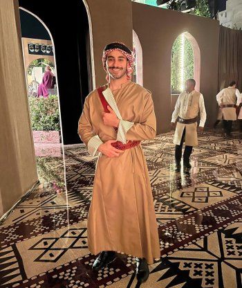 شاهد .. بالصور - ممثل لبناني شهير شارك في الدبكة بعرس ولي العهد الأمير الحسين