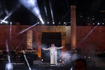 شاهد .. حسين الجسمي يحتفل مع الأردنيين بلوحة فنية بمناسبة زفاف الأمير الحسين ورجوة آل سيف