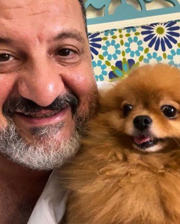 شاهد .. بالصورة- خالد الصاوي بـ "سيلفي" مع كلبه "كيم" والجمهور يعلق